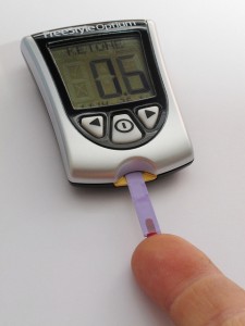 Egyszerűen használjható ujjbegyre húzható véroxigénszint mérő